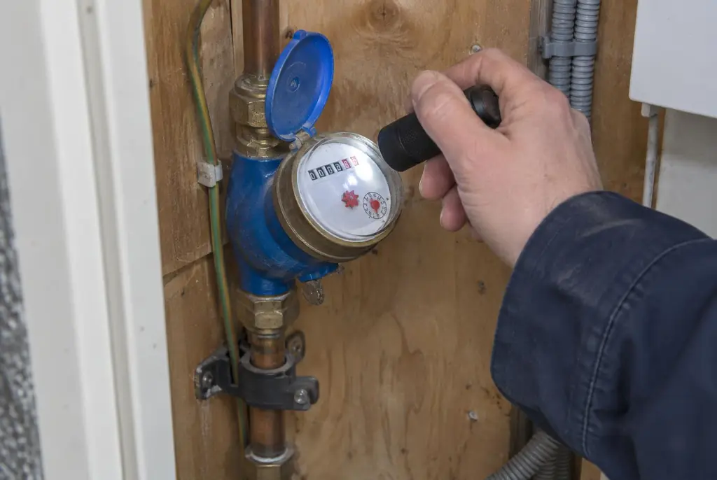 Lekdetectie Soesterberg – watermeter in de meterkast controleren met een zaklamp